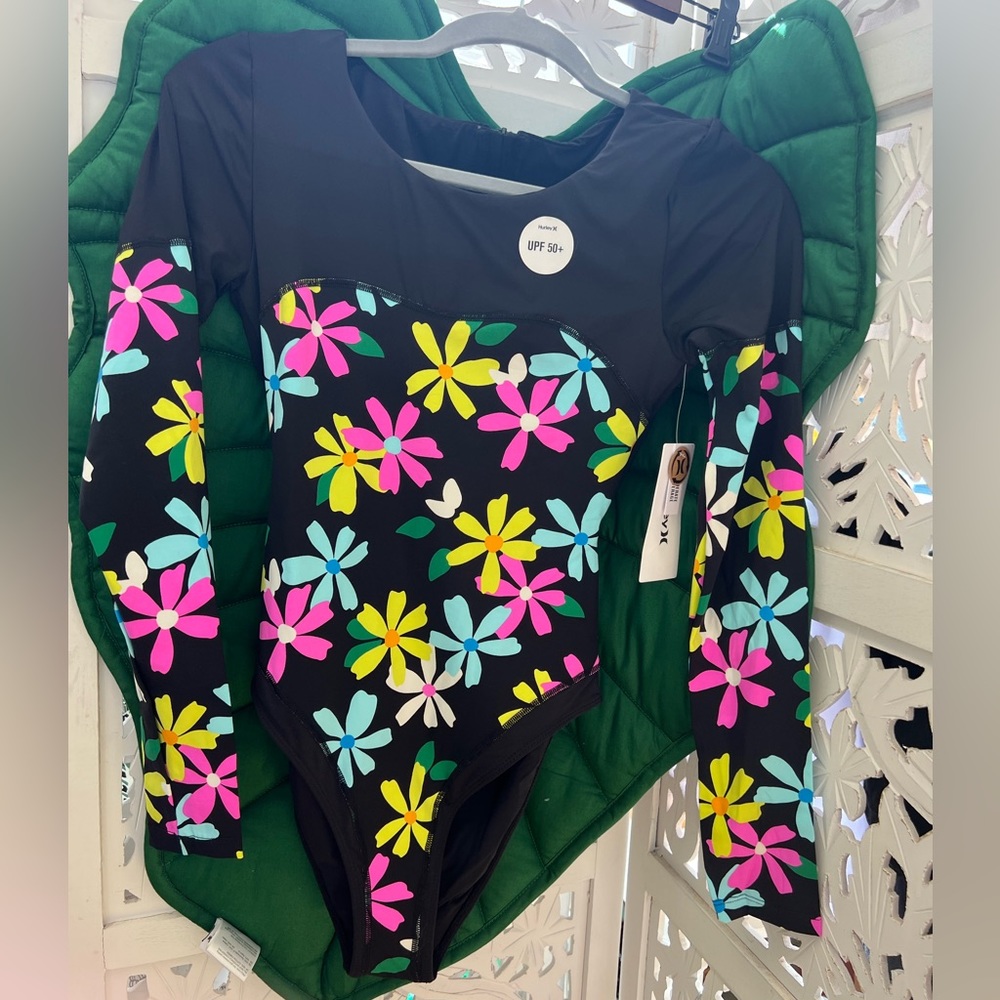 NWT Hurley Daisy Pop long sleeve surf suit, pink punch. Black and neon daisys